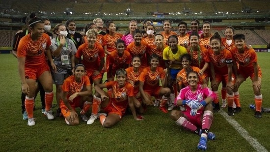 India team pose with veteran Brazilian footballer Formiga&nbsp;(AIFF Media)