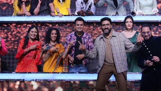 Abhishek posing with contestants.