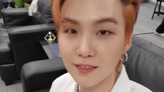 BTS member Suga shared a selfie on Weverse and wished fans a good night.&nbsp;