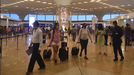 Chief minister Uddhav Thackeray on Sunday, in a review meeting with the district collectors and municipal commissioners, said they are likely to go ahead with immediate imposition of quarantine rules for South African passengers. (HT PHOTO)