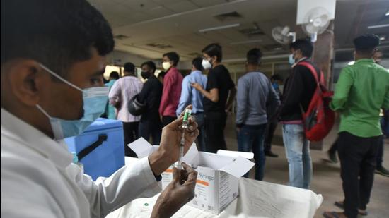 A health worker prepares a dose of Covid-19 vaccine at the Sector 30 district hospital in Noida on Sunday. (Sunil Ghosh HT) A health worker prepares a dose of Covid-19 vaccine at the Sector 30 district hospital in Noida on Sunday. (Sunil Ghosh HT)