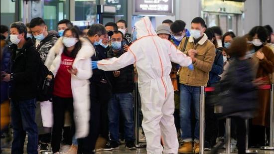 A security guard blocks an exit as he directs people to scan a QR code to track their health status at Shanghai Hongqiao Railway Station, following new cases of the coronavirus disease (COVID-19), in Shanghai, China. (REUTERS Photo)