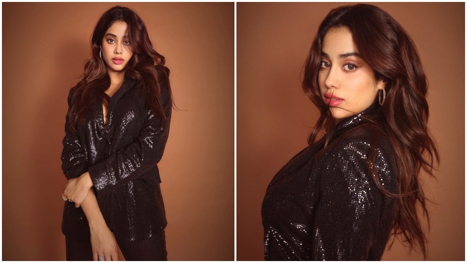 Janhvi Kapoor chose minimal make-up with the powersuit.&nbsp;