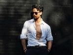Tiger Shroff finishes his weekend pullups in style(Instagram/@tigerjackieshroff) Tiger Shroff finishes his weekend pullups in style(Instagram/@tigerjackieshroff)