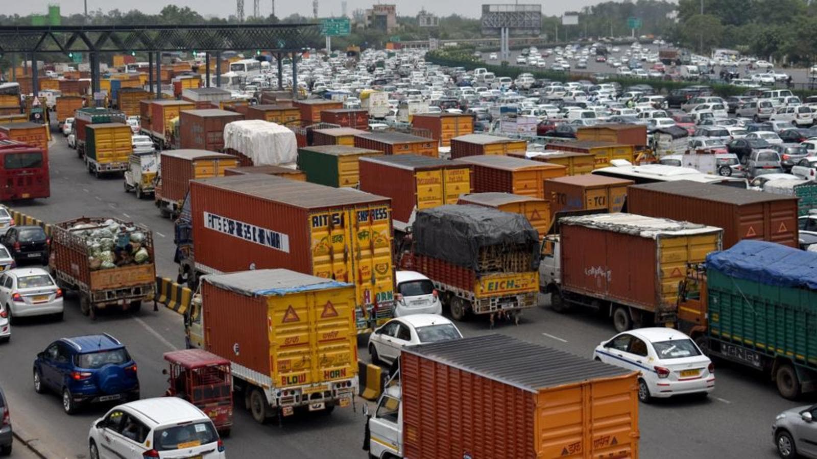 Pollution crisis: Ban on entry of trucks into Delhi extended till December  7 | Latest News India - Hindustan Times