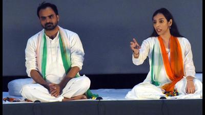 Dastaango Himanshu Bajpai and Pragya Sharma at Surya Command and Military Literature Festival, Lucknow (Deepak Gupta/HT) Dastaango Himanshu Bajpai and Pragya Sharma at Surya Command and Military Literature Festival, Lucknow (Deepak Gupta/HT)