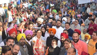 The AAP meeting, which was organised on the busy Daba Road, led to massive traffic chaos. (Gurpreet Singh/HT)