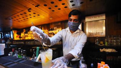 Delhi government has exited the retail liquor business with the new excise regime kicking in from November 17. According to this policy, the liquor business is now being handled completely by private players. (HT Archive)
