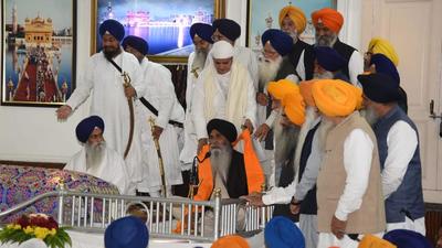 Newly elected Shiromani Gurdwara Parbandhak Committee (SGPC) president Harjinder Singh Dhami being honoured by his predecessor Bibi Jagir Kaur at Teja Singh Samundri Hall at the Golden Temple in Amritsar on Monday. (Sameer Sehgal/HT) Newly elected Shiromani Gurdwara Parbandhak Committee (SGPC) president Harjinder Singh Dhami being honoured by his predecessor Bibi Jagir Kaur at Teja Singh Samundri Hall at the Golden Temple in Amritsar on Monday. (Sameer Sehgal/HT)
