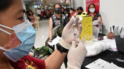 A medical worker prepares a BioNtech-Pfizer Covid-19 vaccine inside a mall in Manila City, on Monday. The first cases related to the Omicron variant of Covid-19 have been reported in Canada, with two such infections identified in Ottawa, the country’s capital. (AFP) A medical worker prepares a BioNtech-Pfizer Covid-19 vaccine inside a mall in Manila City, on Monday. The first cases related to the Omicron variant of Covid-19 have been reported in Canada, with two such infections identified in Ottawa, the country’s capital. (AFP)