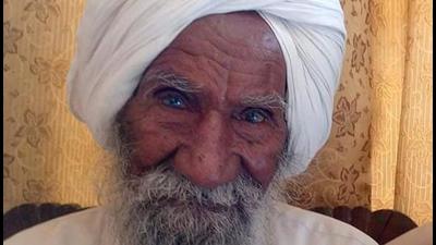 Kehar Singh was a soldier in the supply depot of the Azad Hind Fauj, also known as the Indian National Army. The freedom fighter was cremated with full state honours at his native Lakhnoura village in Ambala on Monday. (HT Photo) Kehar Singh was a soldier in the supply depot of the Azad Hind Fauj, also known as the Indian National Army. The freedom fighter was cremated with full state honours at his native Lakhnoura village in Ambala on Monday. (HT Photo)