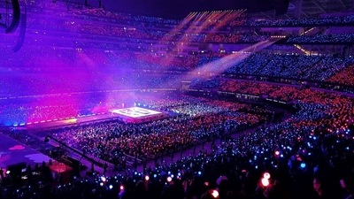 Fans were seen waving the ARMY bomb creating a purple hue in the SoFi Stadium. (Twitter/@bts_bighit) Fans were seen waving the ARMY bomb creating a purple hue in the SoFi Stadium. (Twitter/@bts_bighit)
