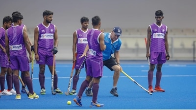 Graham Reid with India's junior team (Hockey India)