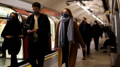 Passengers, many wearing face coverings to combat the spread of Covid-19, walk along a platform as they travel on the London underground in central London. (AFP Photo) Passengers, many wearing face coverings to combat the spread of Covid-19, walk along a platform as they travel on the London underground in central London. (AFP Photo)