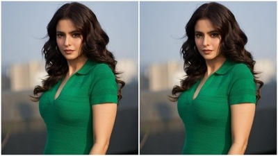 The midriff-baring dress came with short sleeves and collars. (Instagram/@aamnasharifofficial)