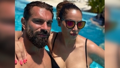 Bipasha Basu enjoys favourite blues in Maldives with Harrdy Sandhu's Bijlee Bijlee, Karan Singh Grover reacts Bipasha Basu enjoys favourite blues in Maldives with Harrdy Sandhu's Bijlee Bijlee, Karan Singh Grover reacts