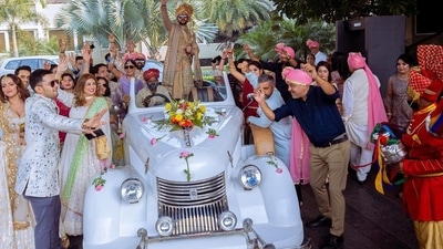 Sanjay Gagnani arrived in a vintage car along with band, baaja, baaraat to marry Poonam.&nbsp; 