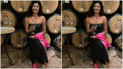 Holding a glass of wine, Pooja posed for the pictures. (Instagram/@poojabatra)
