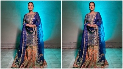 Esha paired her attire with a satin blue dupatta adorned with silver zari and moti by the borders. (Instagram/@egupta)