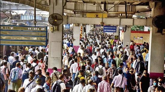 Crowd at Borivali station in Mumbai amid the Omicron variant scare. (Vijay Bate/HT Photo)