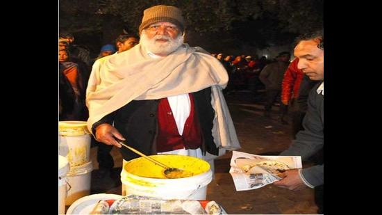 Chandigarh’s Langar Baba, Jagdish Lal Ahuja, who served free food to poor patients and attendants outside Post Graduate Institute of Medical Education and Research (PGIMER) daily for the past 21 years, died battling cancer on Monday. (HT file photo)