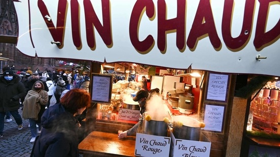 Mulled wine stall serving Christmas 2021 1 1638082172019 1638168930365 Vin chaud is French for mulled wine. A stall owner serves vin chaud on the opening day of the traditional Christmas market in Strasbourg, eastern France, on November 26, 2021.(Frederick Florin/ AFP)