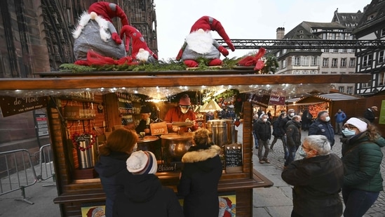 Mulled wine stall serving Christmas 2021 4 1638081971827 1638168848409 1638168995200 A stall tenant serves mulled wine on the opening day of the traditional Christmas market in Strasbourg, eastern France.(Frederick Florin/ AFP)
