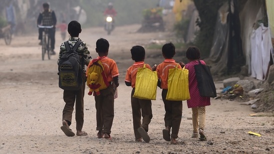 The overall air quality still remained in the ‘very poor’ category in Delhi. In picture - School children walk amid smog in New Delhi.(PTI | Representational image)