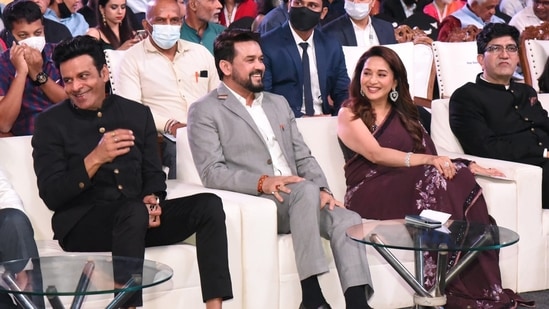 Anurag Singh Thakur, Chief Minister of Goa Dr. Pramod Sawant, CBFC Chairperson Prasoon Joshi, Madhuri Dixit and Manoj Bajpayee during the closing ceremony of the 52nd International Film Festival of India.(PTI)