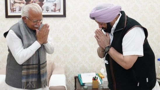 Amarinder SIngh meets Haryana CM ML Khattar.(HT Photo)