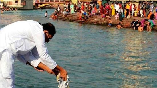 A devotee immersing ashes in the Ganga at Haridwar. The Covid-19 era has taught us two important lessons, one about the transitory nature of life and the other about resilience. (HT file photo)