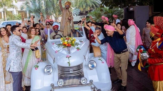 Sanjay Gagnani arrived in a vintage car along with band, baaja, baaraat to marry Poonam. 