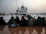 Covering one’s head in a gurdwara is mandatory and considered as a way of showing respect for the revered place. See here is a group of devotees at Kartarpur Gurdwara.(AFP File Photo) Covering one’s head in a gurdwara is mandatory and considered as a way of showing respect for the revered place. See here is a group of devotees at Kartarpur Gurdwara.(AFP File Photo)