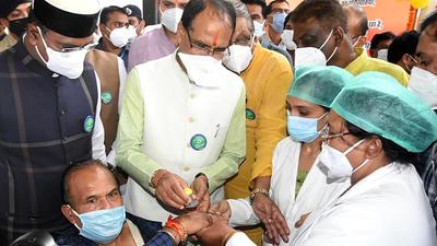 Madhya Pradesh chief minister Shivraj Singh Chouhan puts a mark on a hand of a beneficiary after receiving a dose of the Covid-19 vaccine during launch of mega inoculation drive, in Bhopal on August 25. (ANI) Madhya Pradesh chief minister Shivraj Singh Chouhan puts a mark on a hand of a beneficiary after receiving a dose of the Covid-19 vaccine during launch of mega inoculation drive, in Bhopal on August 25. (ANI)