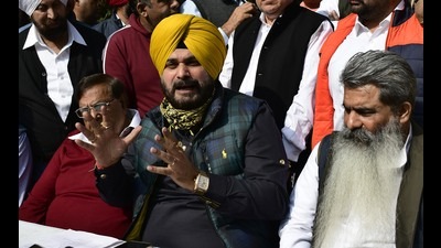 Navjot Sidhu, who was in Ludhiana to meet party leaders, councillors and industrialists, said the investment summit in 2015 organised by the then SAD-BJP government was an eyewash as out of the ₹1.20-lakh crore investment promise, only ₹6,000 crore came in. (HT Photo) Navjot Sidhu, who was in Ludhiana to meet party leaders, councillors and industrialists, said the investment summit in 2015 organised by the then SAD-BJP government was an eyewash as out of the ₹1.20-lakh crore investment promise, only ₹6,000 crore came in. (HT Photo)