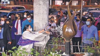 West Bengal Chief Minister Mamata Banerjee pays tribute to 26/11 martyred police officer Tukaram Omble at Girgaum, in Mumbai, India, on Tuesday. (Bhushan Koyande) West Bengal Chief Minister Mamata Banerjee pays tribute to 26/11 martyred police officer Tukaram Omble at Girgaum, in Mumbai, India, on Tuesday. (Bhushan Koyande)