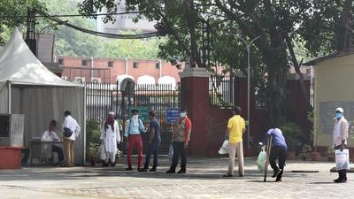 The Delhi government has designated Lok Nayak hospital as a dedicated hospital to treat the new variant of coronavirus. (Sonu Mehta/HT PHOTO) The Delhi government has designated Lok Nayak hospital as a dedicated hospital to treat the new variant of coronavirus. (Sonu Mehta/HT PHOTO)