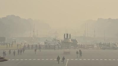 Low visibility due to a layer of smog at Vijay Chowk, in New Delhi on Tuesday. (Sanjeev Verma/HT PHOTO) Low visibility due to a layer of smog at Vijay Chowk, in New Delhi on Tuesday. (Sanjeev Verma/HT PHOTO)