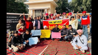 Guest faculty teachers protesting against the Punjab government outside SCD College in Ludhiana on Tuesday. (HT Photo) Guest faculty teachers protesting against the Punjab government outside SCD College in Ludhiana on Tuesday. (HT Photo)