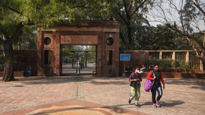 Students outside the Delhi University plaza. Teachers are worried that the entrance test might aid the mushrooming of coaching centres, which would burden students who don’t come from well-off backgrounds. (Representational image/HT Archive)