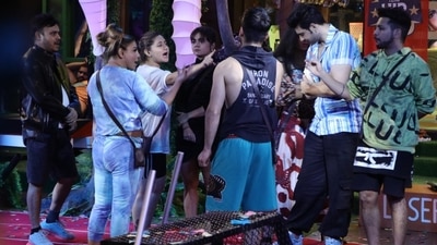 During the task, Rakhi Sawant's husband Ritesh tried to steal the other team’s coins, but Umar Riaz lunged at him. Rakhi slammed him for hurting Ritesh. During the task, Rakhi Sawant's husband Ritesh tried to steal the other team’s coins, but Umar Riaz lunged at him. Rakhi slammed him for hurting Ritesh.