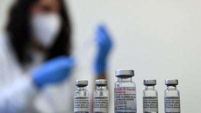 Vials of the COVID-19 vaccine by Moderna (C) and Pfizer / BioNTech against the novel coronavirus stand on a table in a vaccination center in Sonthofen, southern Germany, on November 30, 2021, amid the ongoing coronavirus Covid-19 pandemic. (AFP) Vials of the COVID-19 vaccine by Moderna (C) and Pfizer / BioNTech against the novel coronavirus stand on a table in a vaccination center in Sonthofen, southern Germany, on November 30, 2021, amid the ongoing coronavirus Covid-19 pandemic. (AFP)