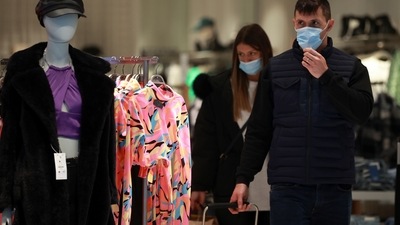 People wearing face masks shop, as the spread of the coronavirus disease (Covid-19) continues in London, Britain, November 30, 2021. REUTERS/Hannah McKay