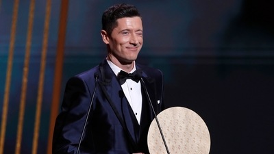 Soccer Football - The Ballon d'Or Awards - Theatre du Chatelet, Paris, France - November 29, 2021 Bayern Munich's Robert Lewandowski with the Striker of the Year Trophy REUTERS/Benoit Tessier (REUTERS)