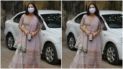 Sara was at her usual bubbly best as she posed for the cameras. (HT Photos/Varinder Chawla)