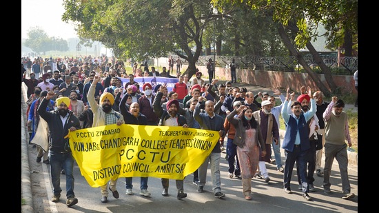 Under the banner of the Punjab Federation of University and College Teachers Organisations, the protesters marched towards the residence of the chief minister in Chandigarh. (Gurtej Singh/HT)