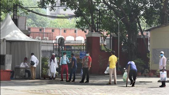 The Delhi government has designated Lok Nayak hospital as a dedicated hospital to treat the new variant of coronavirus. (Sonu Mehta/HT PHOTO)