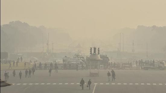 Low visibility due to a layer of smog at Vijay Chowk, in New Delhi on Tuesday. (Sanjeev Verma/HT PHOTO) Low visibility due to a layer of smog at Vijay Chowk, in New Delhi on Tuesday. (Sanjeev Verma/HT PHOTO)