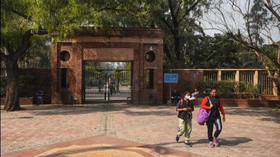 Students outside the Delhi University plaza. Teachers are worried that the entrance test might aid the mushrooming of coaching centres, which would burden students who don’t come from well-off backgrounds. (Representational image/HT Archive)