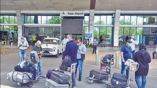 The Lohegaon international airport in Pune, which has been shut for 12-hours daily due to the runway re-carpeting work, is all set to begin operations from today, after a gap of 20 months. the airport will not be operational from 9 am to 11.30 am on weekdays and from 11 am to 5 pm on Saturday due to runway maintenance work. (HT(PIC FOR REPRESENTATION))